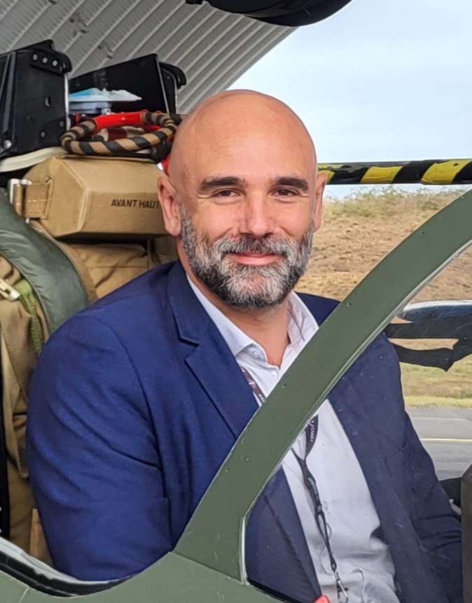 Marc Bagur en cockpit d'hélicoptère lors d'une mission terrain